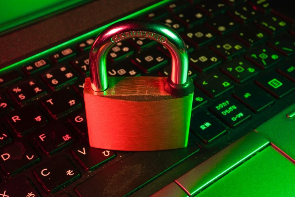 Candado rojo sobre un teclado de ordenador, símbolo de privacidad en internet